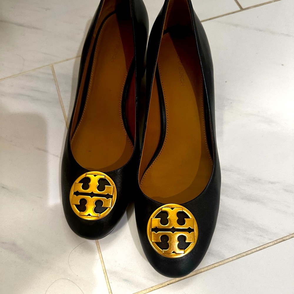 Tory Burch new w/out tags black pumps